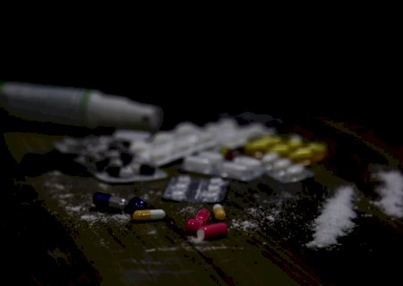 ‘A casa caiu’, dispara jovem ao ser flagrada com mais de 30 papelotes de drogas em decote
