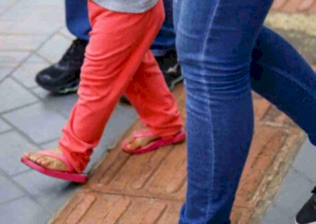 Polícia resgata crianças que dormiam sozinhas há 2 dias após mãe ir para maternidade ganhar bebê