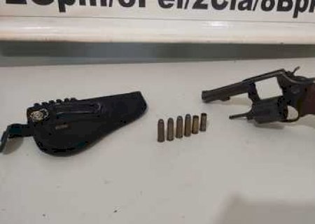 Angélica - Durante confusão na madrugada, 'velho conhecido da polícia' é preso por ameaça e posse de arma de fogo