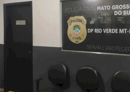 Mulher presa após matar marido a facada alega defesa contra agressões