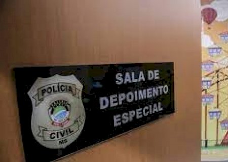 Menino é encontrado molhado, sem comida e abandonado em casa