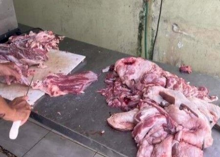 Mulher nega vender carne estragada e diz que denúncia foi feita por escola