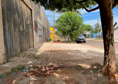 Homem é morto a tiros enquanto urinava atrás de árvore