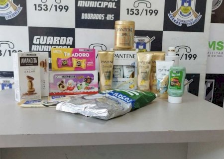 Mulher é presa por furto após colocar produtos em caixa e tentar sair de atacadista