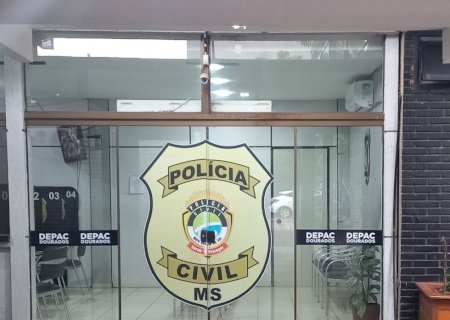 Homem quebra janelas da casa do irmão com cabo de revólver