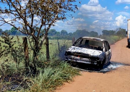Carro onde corpo foi encontrado carbonizado em porta-malas foi furtado 5 dias antes em Campo Grande