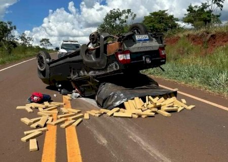 Traficante capota picape e espalha mais de 700 kg de maconha pela rodovia