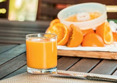 Exportação de suco segue em queda na safra 23/24, mas receita avança