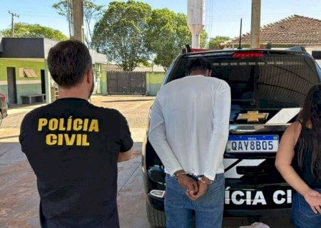 Mãe e padrasto são presos após abandonar filhos e recém-nascido para roubar moto
