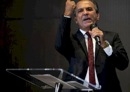 Pastor Silas Malafaia, organizador do ato de Bolsonaro no Rio, recebe condecoração militar