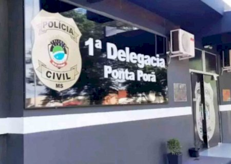 Mãe é presa depois de derrubar bebê de carrinho e abandonar filhos na rua em MS