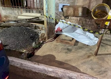 Preso com faca na mão após matar desafeto, homem diz que 'fez favor'