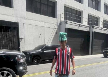 Filho de Will Smith, Jaden Smith publica fotos com a camisa do São Paulo
