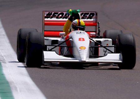 Vettel carrega bandeira do Brasil e guia McLaren de Senna em Imola