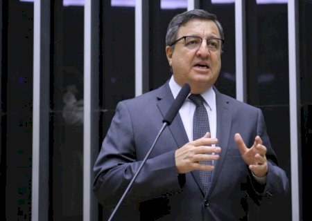 Governo age como oposição para ficar bem na foto, diz deputado