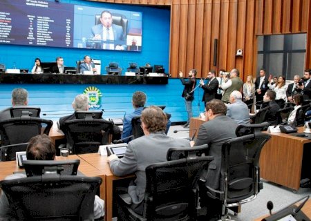 Deputados devem apreciar quatro propostas na primeira sessão da semana