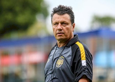 Assessor diz que Adilson Batista está focado no Flamengo e sondagem do Cruzeiro é especulação