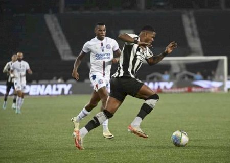 Júnior Santos ironiza arbitragem após gol anulado do Botafogo: 'Jogador tomou bomba no braço?'