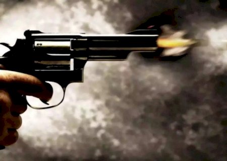 Comerciante é preso com duas armas de fogo após disparar contra portão da própria casa