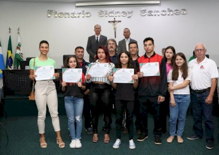 Medalhistas e participantes do Campeonato Brasileiro de Karate recebem homenagem