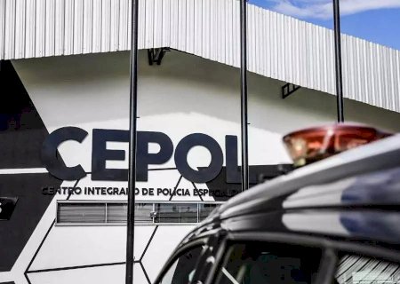 Jovem tenta fugir e é esfaqueado nas costas durante assalto de celular