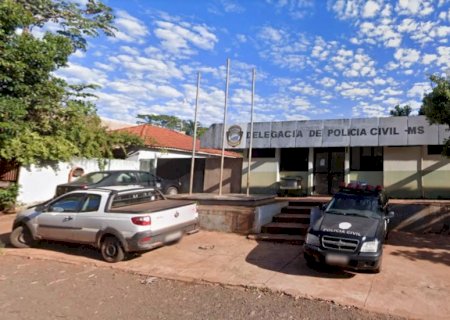 Mulher viaja 70 km, invade fazenda e fere ex e namorada a facadas