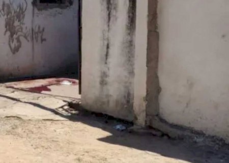 Mulher é surrada com chicote de correia e cigarro no olho por marido
