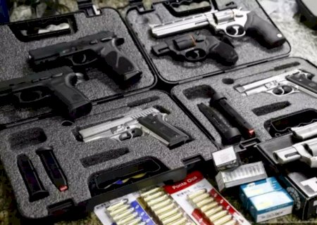 Preso por furtar pistola e falsificar porte de arma, funcionário é liberado após fiança de R$ 2 mil