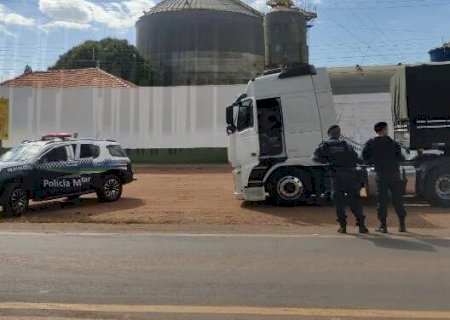 Policia recupera caminhão roubado após motorista ter sido sequestrado