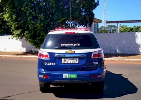 Mulher é ameaçada de morte por namorado após sair com amiga para tomar cerveja