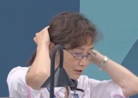 Árbitra chefe da prova de trave na ginástica é vista com medalha da China e revolta internautas