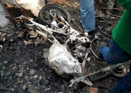 Com mulher e filhas dentro, homem ateia fogo na casa da ex, destrói moto e foge
