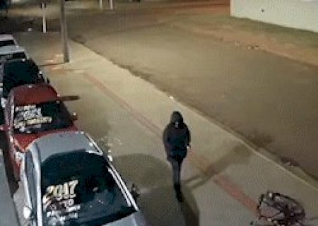 Homem ateia fogo em carros de garagem e 4 veículos são destruídos