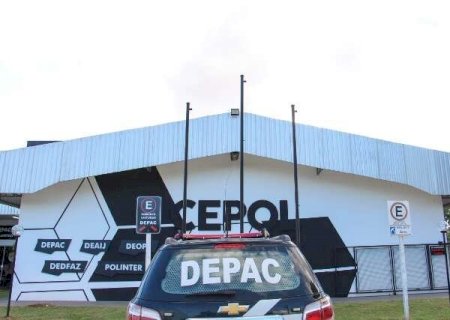 Recém-nascido cai em vaso sanitário e mãe joga bebê em fossa