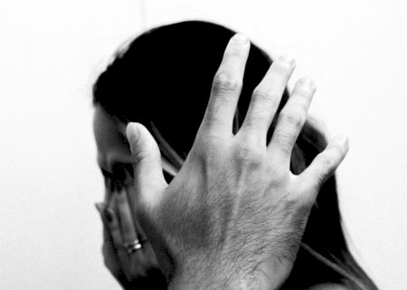 Filhas pedem ajuda em comércio após mãe ser agredida e ameaçada por marido