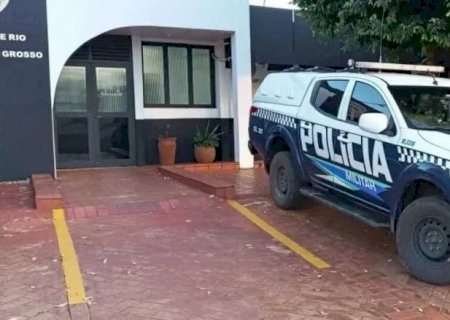 Furiosa, mulher espanca filho ao saber que ele quase foi atropelado e vai presa em MS