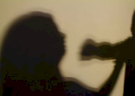 Mulher é espancada com cabo de vassoura e arrastada pelos cabelos pelo marido em MS