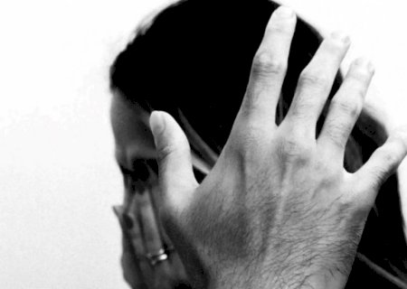 Homem agride esposa com capacete, foge com filho e é preso ao lutar com parentes da vítima em MS
