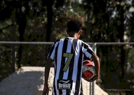 Como é a vida quase anônima do filho de Robinho na base do Santos