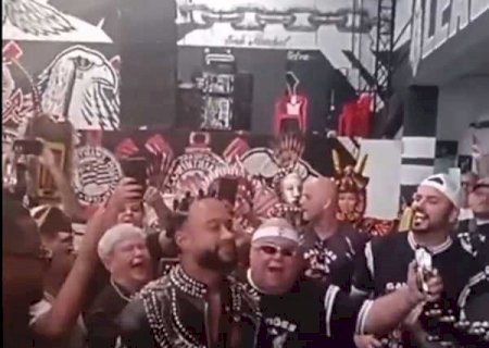 Memphis visita organizada do Corinthians, toca instrumento e ganha grito: 'O bicho vai pegar'