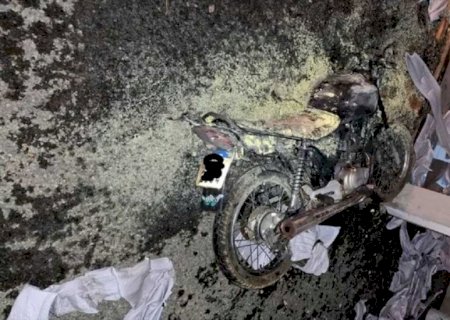 Proprietário se revolta com apreensão de moto e coloca fogo no veículo