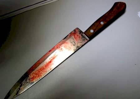 Ensanguentada, mulher pede ajuda a policial após ser esfaqueada e companheiro vai preso em MS