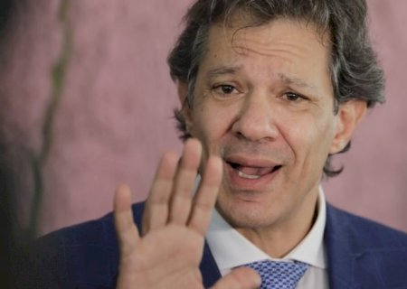 Haddad critica Flávio Bolsonaro por rachadinha ao revogar regra do Pix