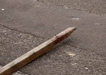 Para não apanhar, mulher atinge homem com pedaço de madeira na cabeça