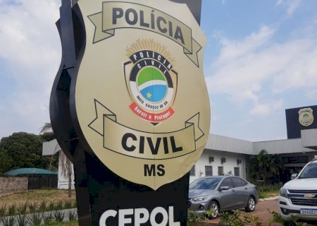 Bêbada, mulher é presa por jogar filhos em poça e ameaçar irmã de 12 anos em MS