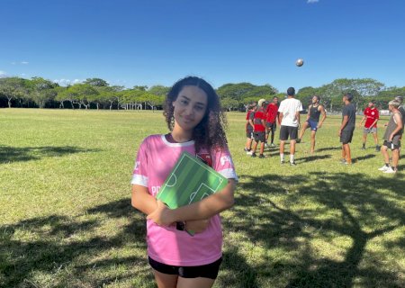 Conheça a jovem que rejeitou o balé pelo futebol e sonha em ser técnica