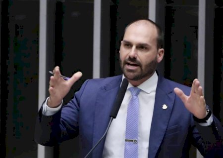 Eduardo diz que só voltará quando Moraes deixar o STF; ministro se aposentará em 2043