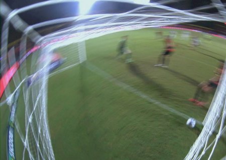 Entrou? Arbitragem leva oito minutos em análise de possível gol do Fortaleza contra o Sport