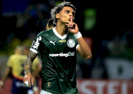Richard Ríos comemora provocando a torcida, é xingado e se desculpa