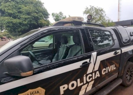 Após espalhar gasolina, homem ameaça colocar fogo em casa com esposa e filha